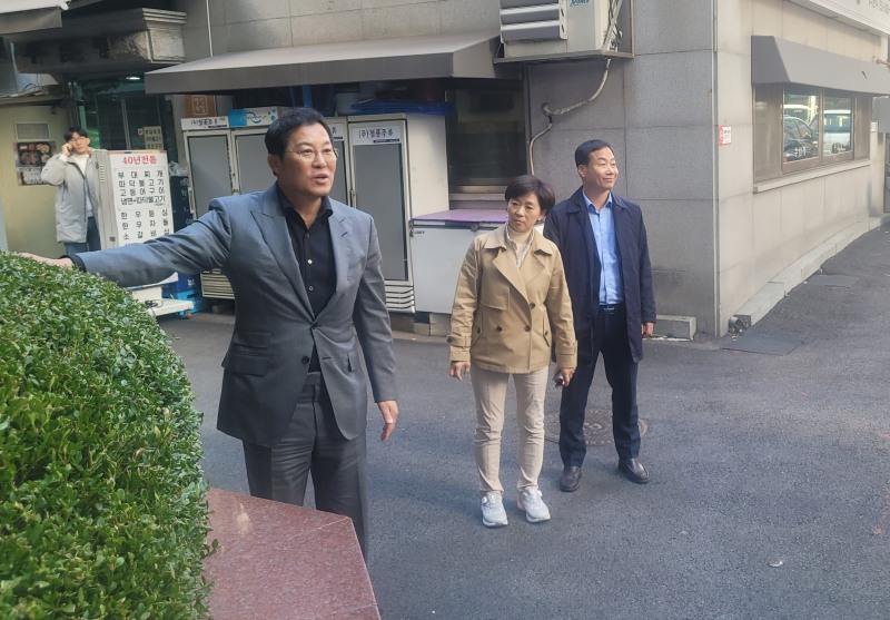 왼쪽부터 중구의회 길기영 의장, 이정미 운영위원장, 송재천 행정보건위원장이 부영빌딩 후문 골목길을 살펴보는 모습./사진=주현태