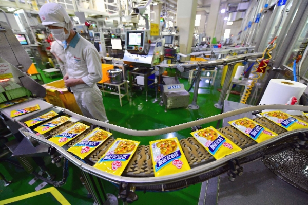 충북 음성군에 있는 오뚜기 대풍공장. 3분 카레 생산 공정 모습. /사진=오뚜기