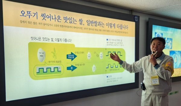 김혁 오뚜기 대풍공장장 상무가 8일 충북 음성군 오뚜기 대풍공장에서 즉석밥 생산 공정 과정에 대해 설명하고 있다. /사진=손원태기자