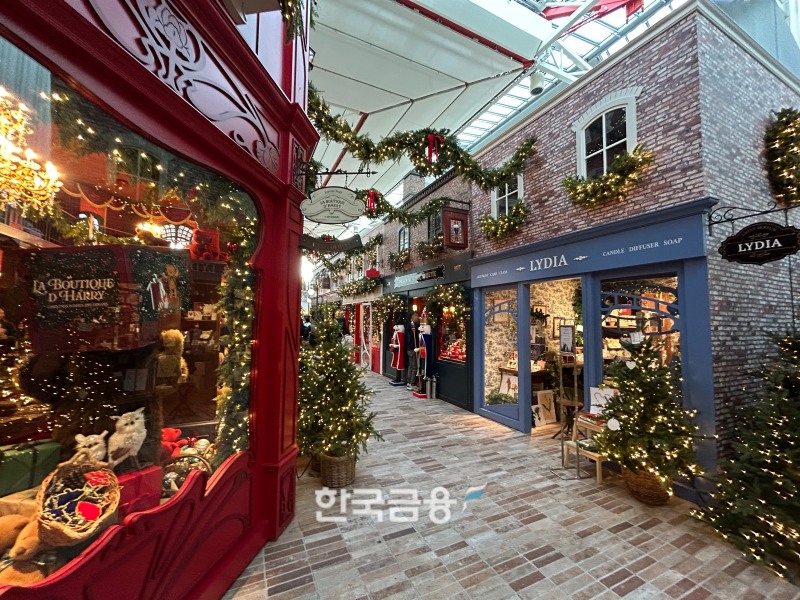 유럽의 어느 한 골목처럼 구성된 공간. 이곳은 최근 MZ세대들 사이에서 '핫'한 인증삿 성지로 떠올랐다. /사진=박슬기 기자