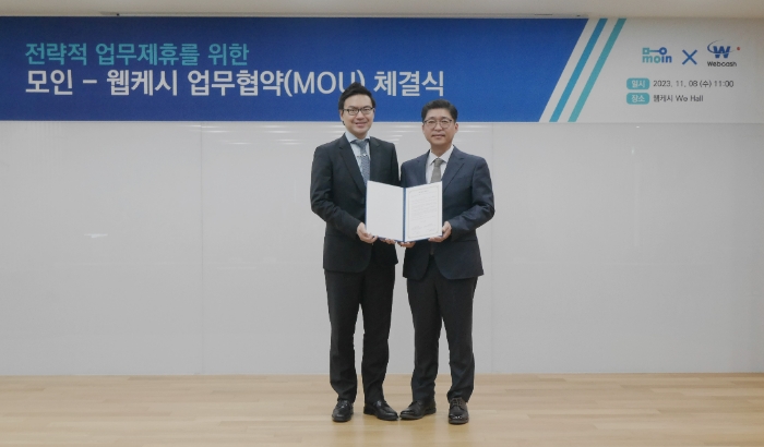 웹케시가 지난 8일 해외송금 및 결제 전문 기업 모인과 해외송금 서비스 협력을 위한 전략적 업무협약을 체결했다. 강원주 웹케시 대표(오른쪽)와 서일석 모인 대표가 사진 촬영을 하고 있다. /사진제공=웹케시