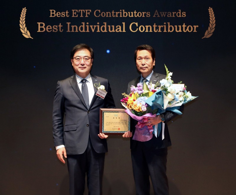 10일 한국거래소에서 열린 '2023 글로벌 ETP 컨퍼런스 서울'에서 개인 공로상 시상 모습. (왼쪽부터) 손병두 한국거래소 이사장, 배재규 한국투자신탁운용 대표이사. / 사진제공= 한국거래소(2023.11.10)