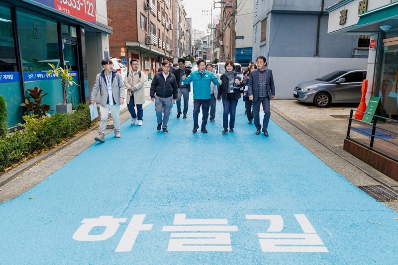 박강수 마포구청장이 공무원 관계자들과 합정 하늘길 도로를 점검하는 모습./사진제공=마포구