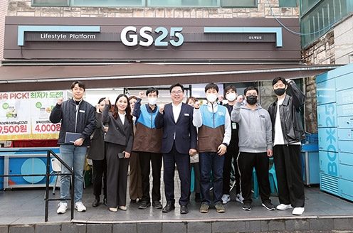 ▲ 동작구청장(가운데)이 편의점사업단 GS25 GoodStart편의점을 방문해 기념촬영을 하는 모습. 사진제공 = 동작구