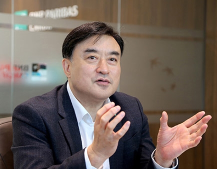 △ 연세대학교 응용통계학 학사 / 미국 미네소타 주립대학 칼슨 비즈니스 스쿨 마케팅 MBA / MERIT CREDIT FINANCE CO. 총괄이사 (미국 캘리포니아) / JONHENRY INVESTMENT CORP. 부사장 (미국 캘리포니아) / New State Capital Co. Ltd. 전무이사 / Accolade Inc. 모기지 뱅킹 수석 컨설턴트 / Genworth Mortgage Insurance Corporation 한국지사 대표 / BNP파리바 카디프생명보험 신사업 개발 및 전략 총괄 (전무) / BNP파리바 카디프생명보험 대표이사 사장