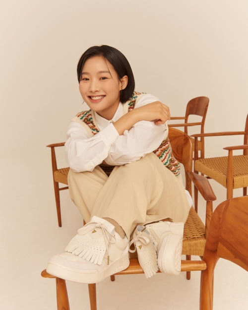 생활문화기업 LF(대표 김상균) 글로벌 스포츠 브랜드 ‘리복(Reebok)’이 브랜드를 대표하는 ‘클럽C85’ 스니커즈의 새로운 라인 ‘클럽C 레거시 테슬(CLUB C LEGACY TASSEL)’을 13일 출시했다. /사진=LF 리복