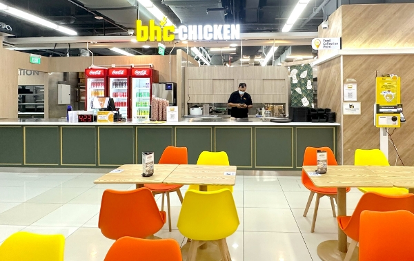 bhc치킨은 11월 1일(현지 시각) 싱가포르 카통 지구에 현지 2호 매장인 ‘BHC KINEX'점을 공식 오픈했다고 13일 밝혔다. /사진=bhc치킨