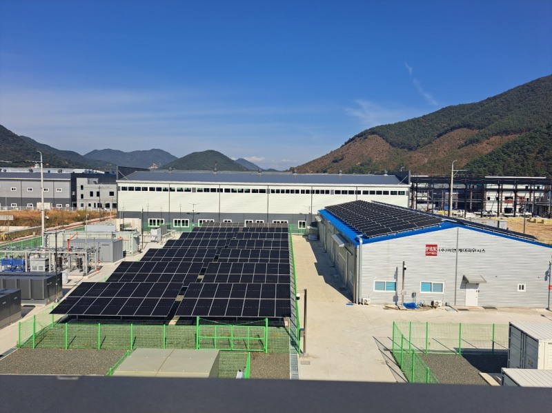 SK에코플랜트의 경남창원그린에너지센터 부지 내에 설치된 태양광발전시설 및 수전해기 전경 / 사진=장호성 기자