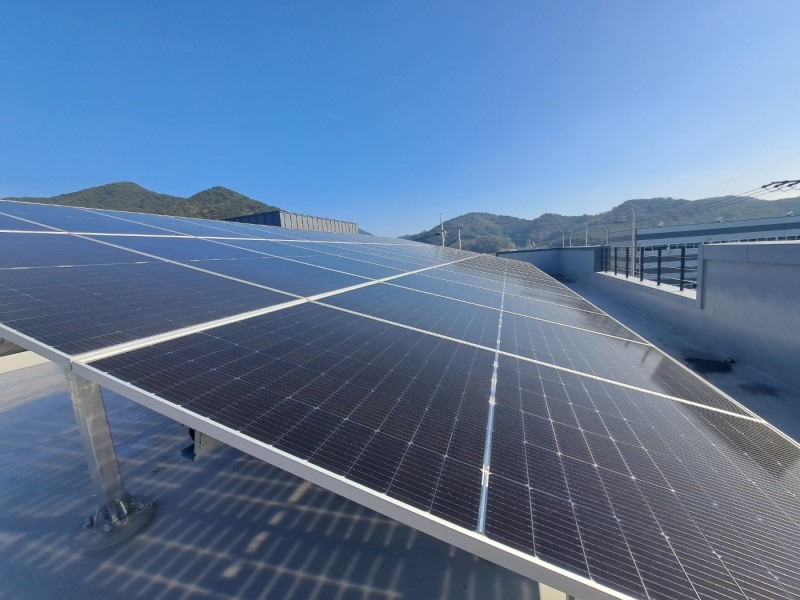 경남창원그린데이터센터 옥상에 설치된 태양광 발전시설 / 사진=장호성 기자