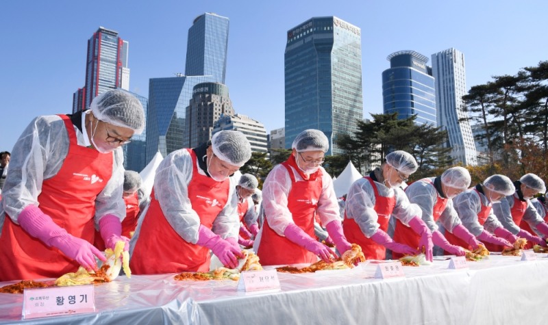 금융투자협회는 14일 여의도공원에서 금투업계 및 증권유관기관과 공동으로 '제13회 사랑의 김치 페어(Fair)' 김장행사를 실시했다. 황영기 초록우산어린이재단 회장(왼쪽 첫번째), 서유석 금융투자협회장(왼쪽 두번째) 및 금투업계 CEO들이 김장을 하고 있다. / 사진제공= 금융투자협회(2023.11.14)