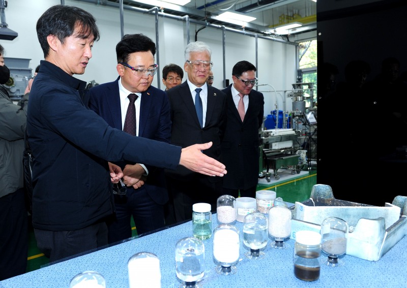 박경일 SK에코플랜트 사장(왼쪽 두번째)과 이평구 한국지질자원연구원 원장(왼쪽 세번째)이 배터리 재활용 기술시험장을 둘러보는 모