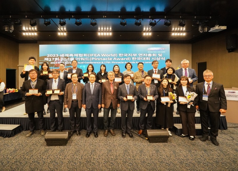 피너클 어워드 한국대회 수상자들이 기념촬영을 하는 모습./사진제공=용산구