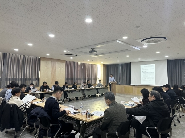 기획재정부 공공혁신기획과장 및 공공기관 담당자들이 지난 13일 충북 청주 오송컨벤션센터에서 열린 '중소기업기술마켓 활성화를 위한 합동 워크숍'에서 의견을 나누고 있다./사진제공=한국도로공사