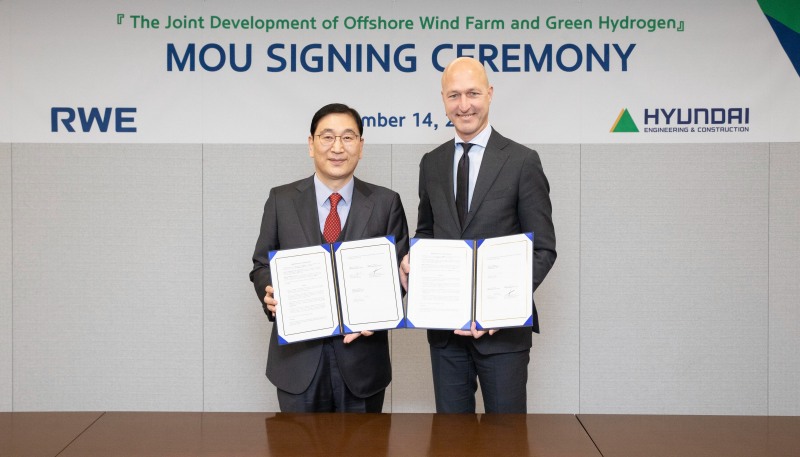 현대건설 윤영준 사장(왼쪽)과 RWE 스벤 우테르묄렌 CEO(오른쪽)가 14일 서울 종로구 현대건설 계동사옥에서 해상풍력발전 및 그린수소사업 공동개발 협력에 관한 업무협약을 체결하고 기념촬영을 하는 모습./사진제공=현대건설