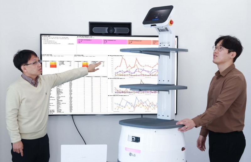 LG유플러스 직원들이 로봇 이용 고객 경험을 개선하기 위해 데이터 분석 리포트를 리뷰하고 있다. / 사진제공=LG유플러스