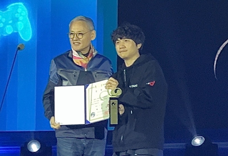 (왼쪽부터) 유인촌 문화체육관광부 장관과 최지원 'P의 거짓' 총괄 디렉터. / 사진=이주은기자