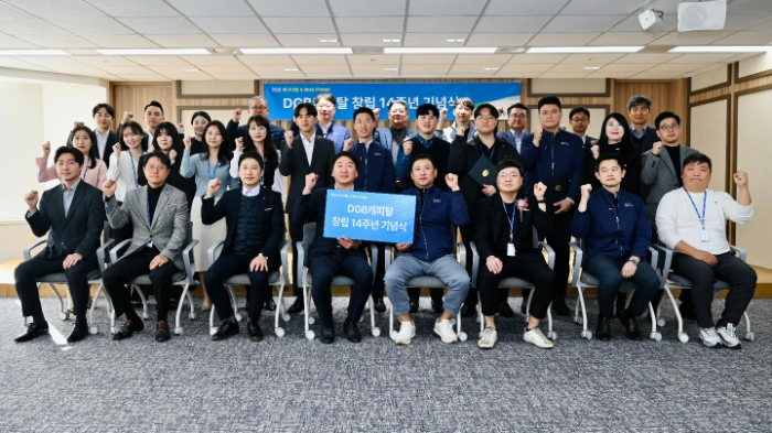 김병희 DGB캐피탈 대표(맨 뒷줄 오른쪽 다섯 번째)와 임직원들이 기념 촬영을 하고 있다. /사진제공=DGB금융그룹