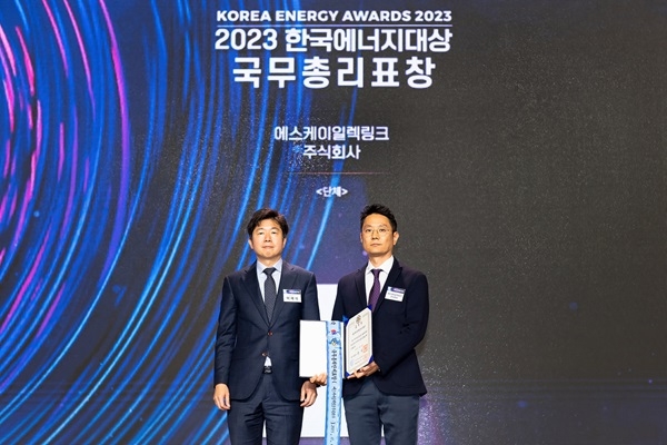 박원재 SK일렉링크 기획실장(오른쪽)과 이재식 산업통상자원부 재생에너지정책과장. 사진제공=SK일렉링크.