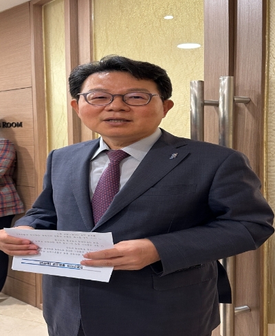 김광수 은행연합회장이 16일 서울 중구 로얄호텔서울에서 열린 회장후보추천위원회 제3차 회의 및 이사회 직후 기자들과 만나 질문에 답하고 있다.
