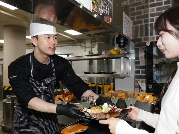 CJ프레시웨이(대표 정성필)는 경남 김해 인제대와 4900원 스테이크 특식 이벤트를 가졌다고 17일 밝혔다. /사진=CJ프레시웨이