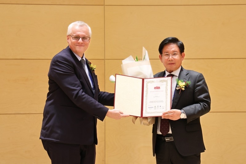 박강수 마포구청장(오른쪽)이 아시아도시경관상 본상을 수상하고 기념촬영을 하는 모습./사진제공=마포구