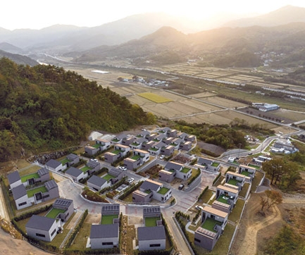 ▲ DL이앤씨가 전남 구례군 산동면에 준공한 국내 최초의 ‘타운형 모듈러 단독주택 단지’. 사진제공 = DL이앤씨