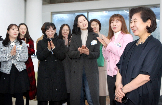 현정은 현대그룹 회장(사진 오른쪽 첫 번째)이 지난 17일 열린 현대그룹 '여성 리더십 프로그램'에 참여했다. 사진제공=현대그룹.