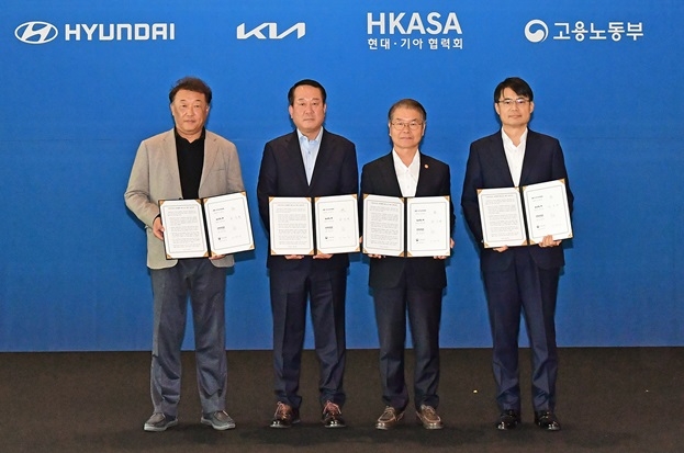 (왼쪽부터) 최준영 기아 대표이사, 이동석 현대차 대표이사, 이정식 고용노동부 장관, 문성준 현대차·기아 협력회 회장. 사진제공=현대차.