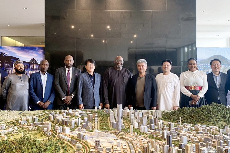 대우건설 정원주 회장(가운데 오른쪽)이 지난 15일 나이지리아 Centenary City 신도시 전시장을 방문했다. / 사진제공=대우건설
