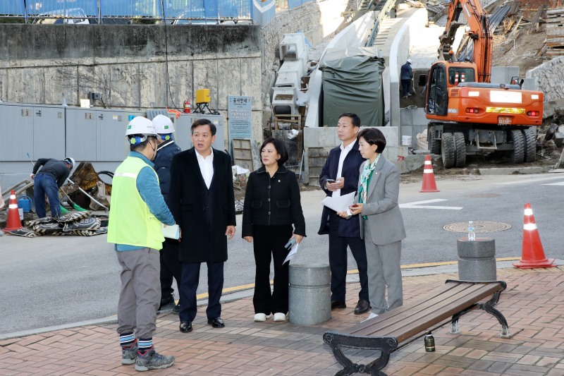 왼쪽부터 윤판오 중구의회 부의장, 조미정 복지건설위원장, 송재천 행정보건위원장, 이정미 운영위원장이 대현산 모노레일 설치 현장을 점검하는 모습./사진제공=중구의회