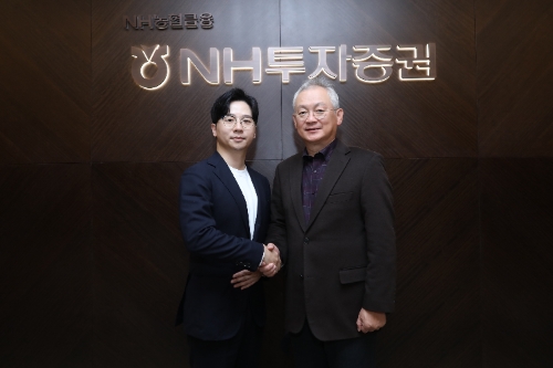 NH투자증권과 콴텍이 22일 파크원 NH금융타워에서 지분투자를 위한 계약을 실시했다. (왼쪽부터) 이상근 콴텍 대표, 정영채 NH투자증권 대표이사. / 사진제공= NH투자증권(2023.11.22)