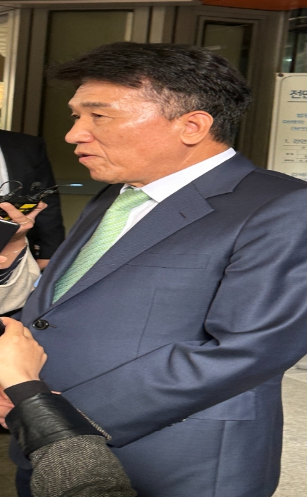 함영주 하나금융그룹 회장이 23일 오후 서울 마포구 서울서부지법에서 열린 항소심 선고공판을 마친 뒤 취재진의 질의에 답변하고 있다./사진=한국금융신문