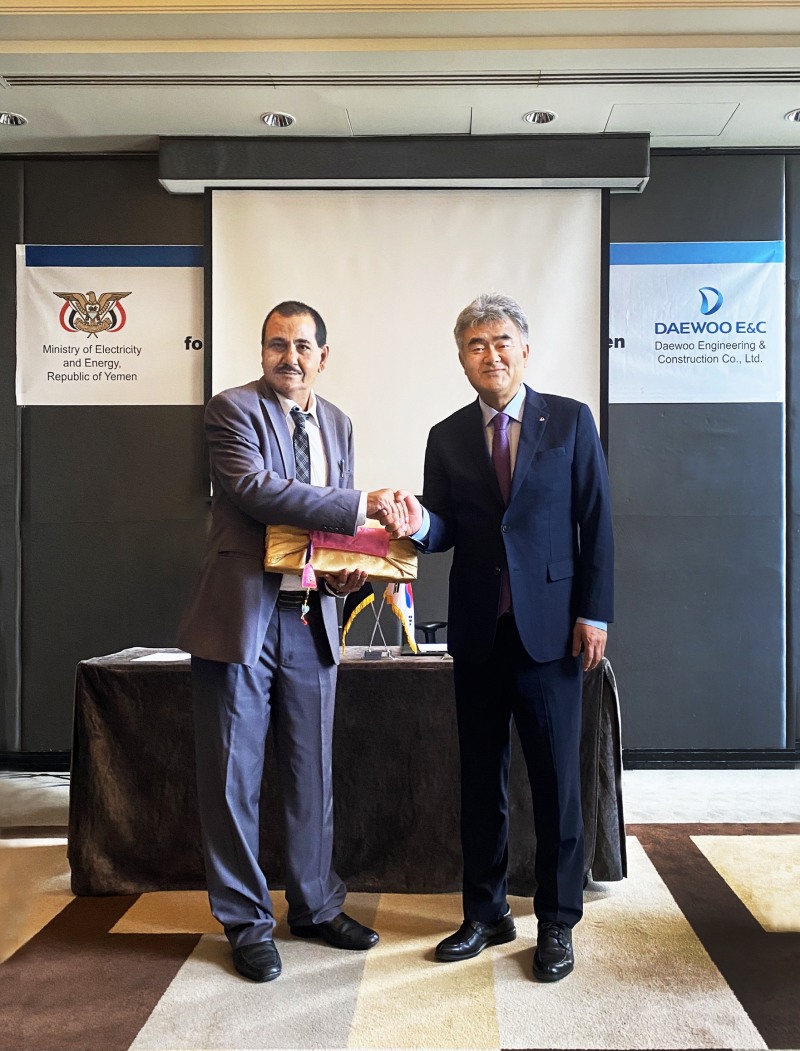 대우건설 정원주 회장(오른쪽)이 예멘 전력에너지부 제1차관과 만나 기념촬영을 하고 있다. / 사진제공=대우건설