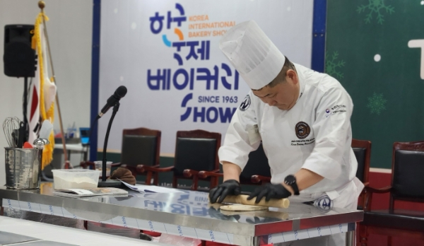 24일 오전 서울 강남구 코엑스에서 열린 ‘2023 코엑스 푸드위크(제18회 서울국제식품산업전)’을 찾았다. 베이커리 '에센브로트' 안갑수 대표가 가루쌀로 제빵을 시연하는 모습. /사진=손원태기자