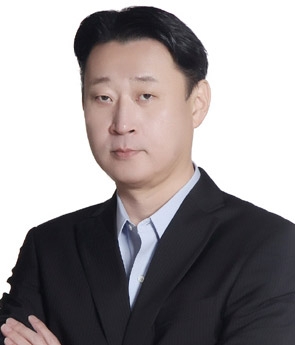 △1968년 경북 포항 출생 / 1991년 고려대 무역학 학사 / 1999년 미국 펜실베이니아 와튼 스쿨 / 2007년 SK텔레콤 Alliance & Investment팀 / 2011년 SK홀딩스 G&G 팀장 / SK홀딩스 서울 및 싱가포르 Country Office 팀장 / 2015년 신세계아이앤씨 상무 / 2019년 신세계아이앤씨 전무 / 2020년 신세계아이앤씨 대표 / 2022년 10월 ~ 현재 스타벅스코리아(SCK컴퍼니) 대표