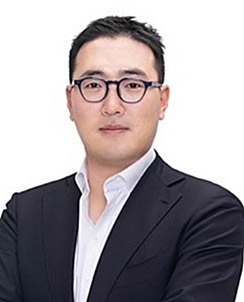 △1979년 경북 포항 출생 / 서울대 경영학과 / 2003년 삼일회계법인 / 2005년 베인앤컴퍼니 / 2007년 코너스톤에쿼티파트너스 투자심사역 / 2011년 베인앤컴퍼니 사모펀드그룹 이사 / 2014년 올림푸스캐피탈홀딩스아시아홀딩스 이사 / 2016년 티몬 CFO / 2020년 SSG닷컴 CFO / 2023년 무신사 CFO