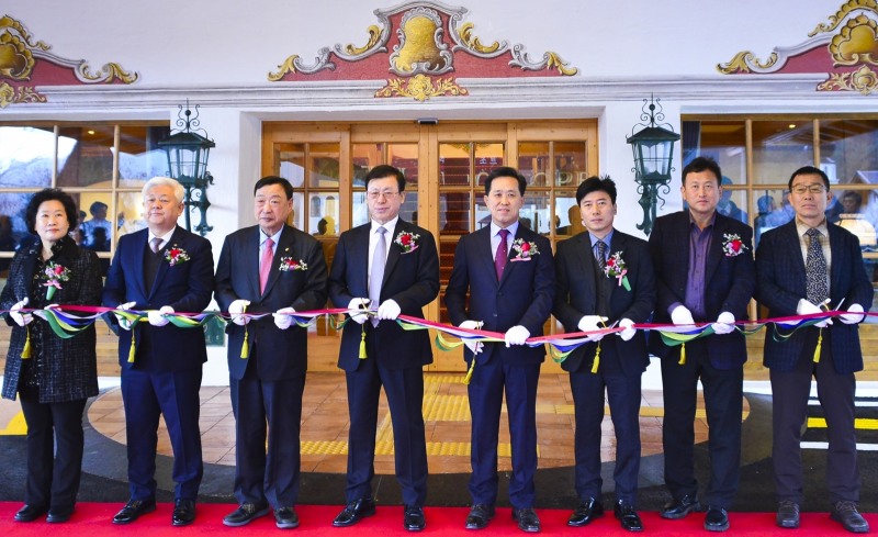 왼쪽부터 이해양 무주군의장, 황인홍 무주군수, 이희범 부영그룹 회장, 배성수 무주덕유산리조트 사장을 비롯한 관계자들이 테이프 커팅을 하고 있다./사진제공=부영그룹