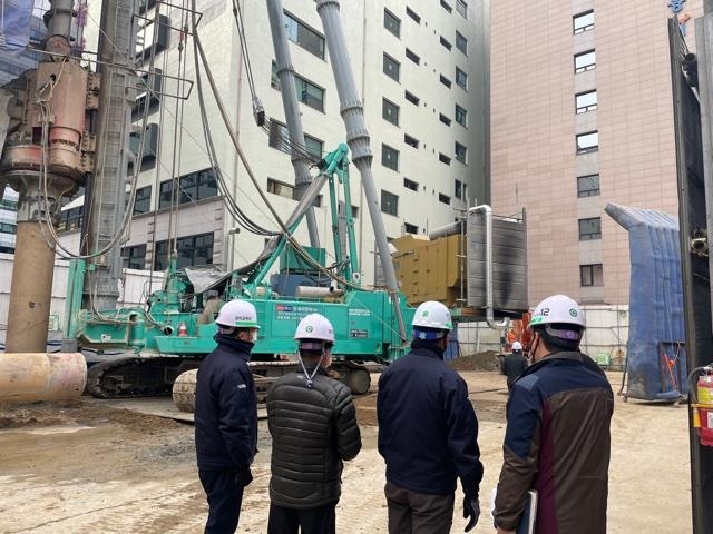 영등포구 관계자가 동절기 건설 공사장의 안전사고 대비해 안전점검을 실시하고 있는 모습./사진제공=영등포구