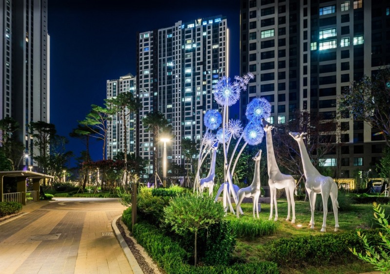 특화된 조명을 통해 도시에 감성과 낭만, 스토리를 담은 검암역 로열파크씨티 실제 모습./사진제공=DK아시아