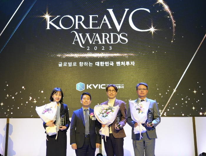 한국벤처투자가 29일 'Korea VC Awards 2023'를 개최했다. 사진은 최우수 운용사로 선정된 (왼쪽부터) 비엔에이치 인베스트먼트와 임정욱 중소벤처기업부 실장, 코메스인베스트먼트, 메디치인베스트먼트 /사진제공=한국벤처투자