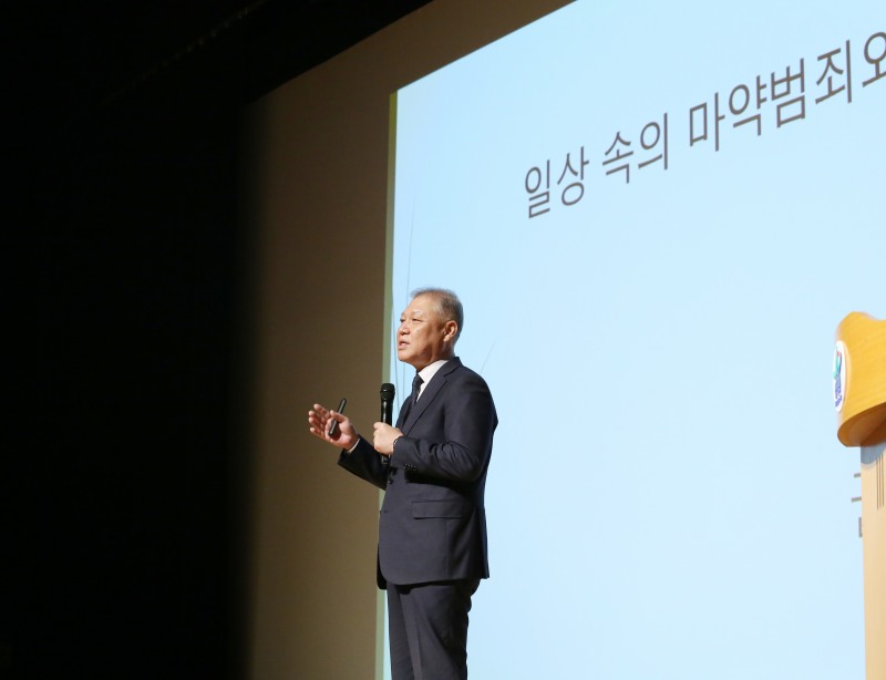 권일용 교수가 지난 29일 용산아트홀 대극장 미르에서 강의를 진행 중이다./사진제공=용산구