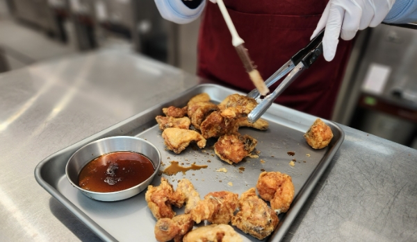 교촌은 29일 경기도 오산에 있는 교촌에프앤비 R&D센터 '정구관'에서 기자들을 상대로 치킨 조리 체험 프로그램인 '교촌1991 스쿨'을 열었다. /사진=손원태기자