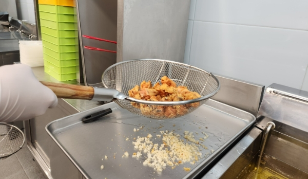 교촌은 29일 경기도 오산에 있는 교촌에프앤비 R&D센터 '정구관'에서 기자들을 상대로 치킨 조리 체험 프로그램인 '교촌1991 스쿨'을 열었다. /사진=손원태기자