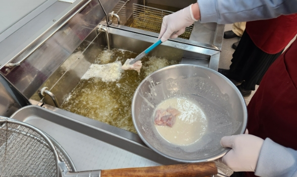 교촌은 29일 경기도 오산에 있는 교촌에프앤비 R&D센터 '정구관'에서 기자들을 상대로 치킨 조리 체험 프로그램인 '교촌1991 스쿨'을 열었다. /사진=손원태기자