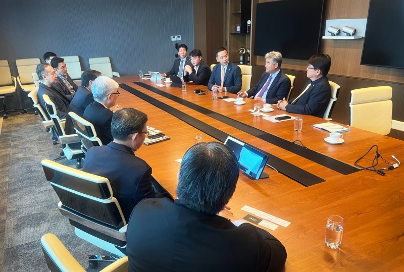 대우건설 정원주 회장이 지난 27일 케펠랜드를 방문해 CEO 등 주요 관계자들과 협력관계를 논의하고 있다. / 사진제공=대우건설