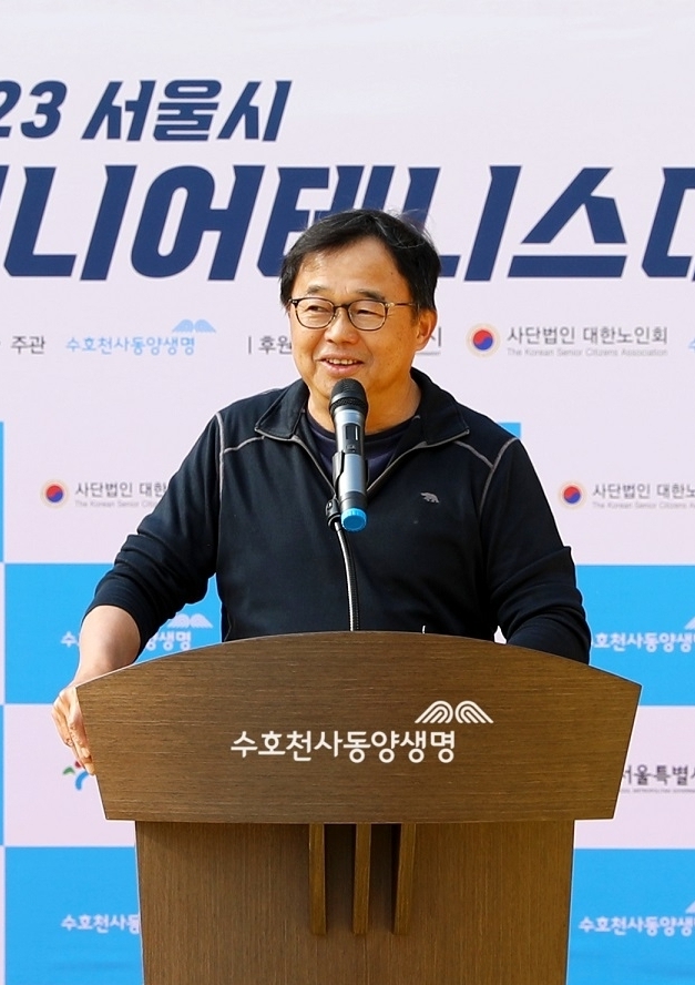 지난 25일 열린 ‘2023 서울시 시니어 테니스 대회’에서 저우궈단 대표가 발언을 하고 있다./사진=동양생명