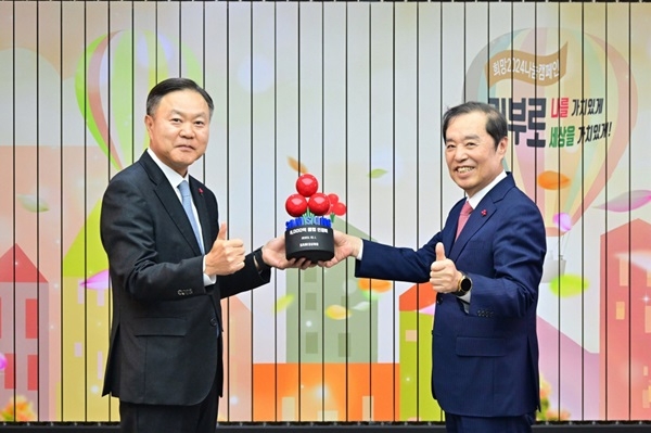 삼성사회공헌업무총괄 최영무 사장(왼쪽)과 사회복지공동모금회 김병준 회장. 사진제공=삼성전자.