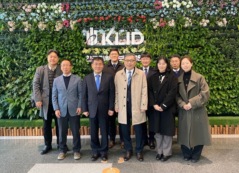 이재영 한국지역정보개발원이 한국조달연구원과 협약을 체결하고 기념촬영을 하는 모습./사진제공=한국지역정보개발원