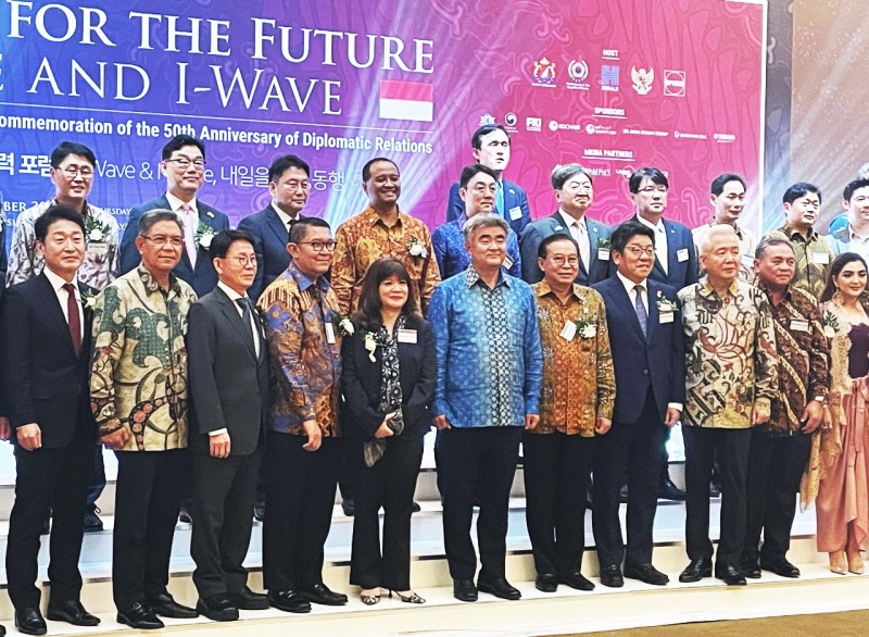 한-인니 수교 50주년 기념 경제협력포럼에 참석한 정원주 회장이 기념촬영을 하고 있다. / 사진제공=대우건설