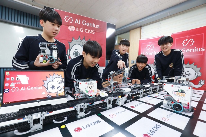 충주미덕중학교 학생들이 LG CNS 'AI지니어스' 수업에서 AI물류로봇을 작동시키고 있다.  / 사진제공=LG CNS